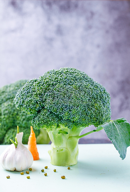 西蓝花 餐桌上的绿色宝石，高清图片免费获取